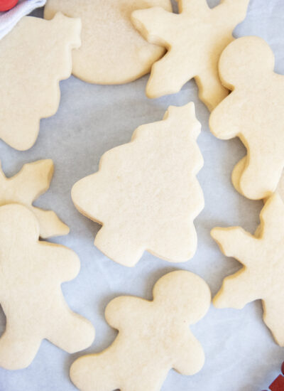 Unfrosted cut out sugar cookies.