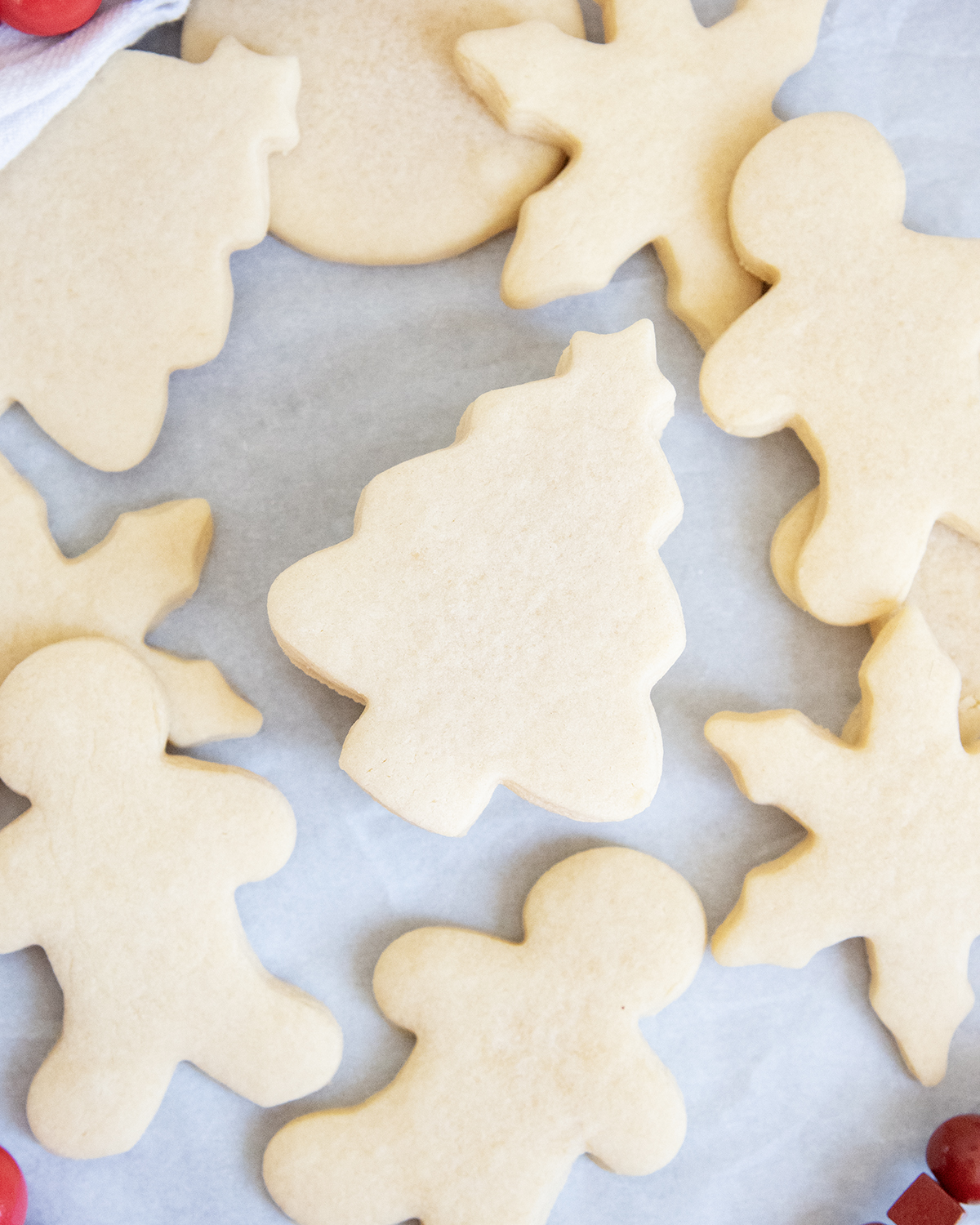 Unfrosted cut out sugar cookies.