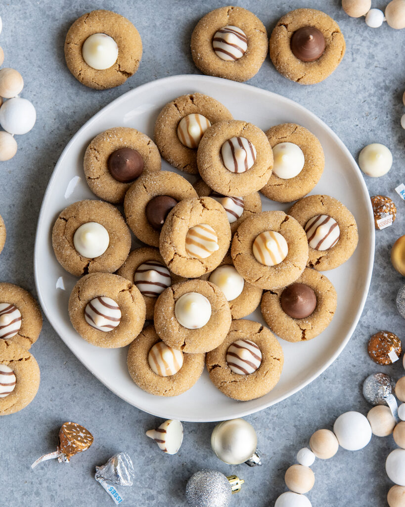 An above view of a plate of gingerbread blossom cookies. 