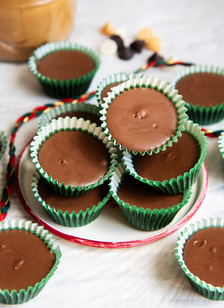 A plate of scotcheroo meltaways in green paper liners.
